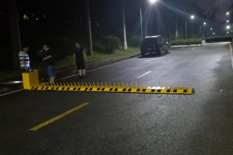 广州交警支队破胎器